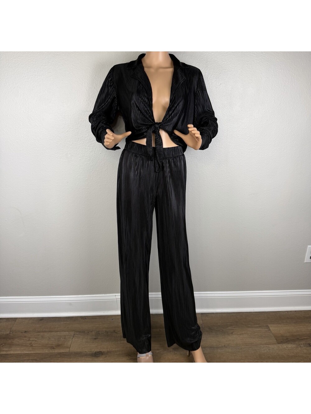 Fashion Nova Women’s Small Black Pleated 2 Piece Pants Set Tie Front Crop Jacket